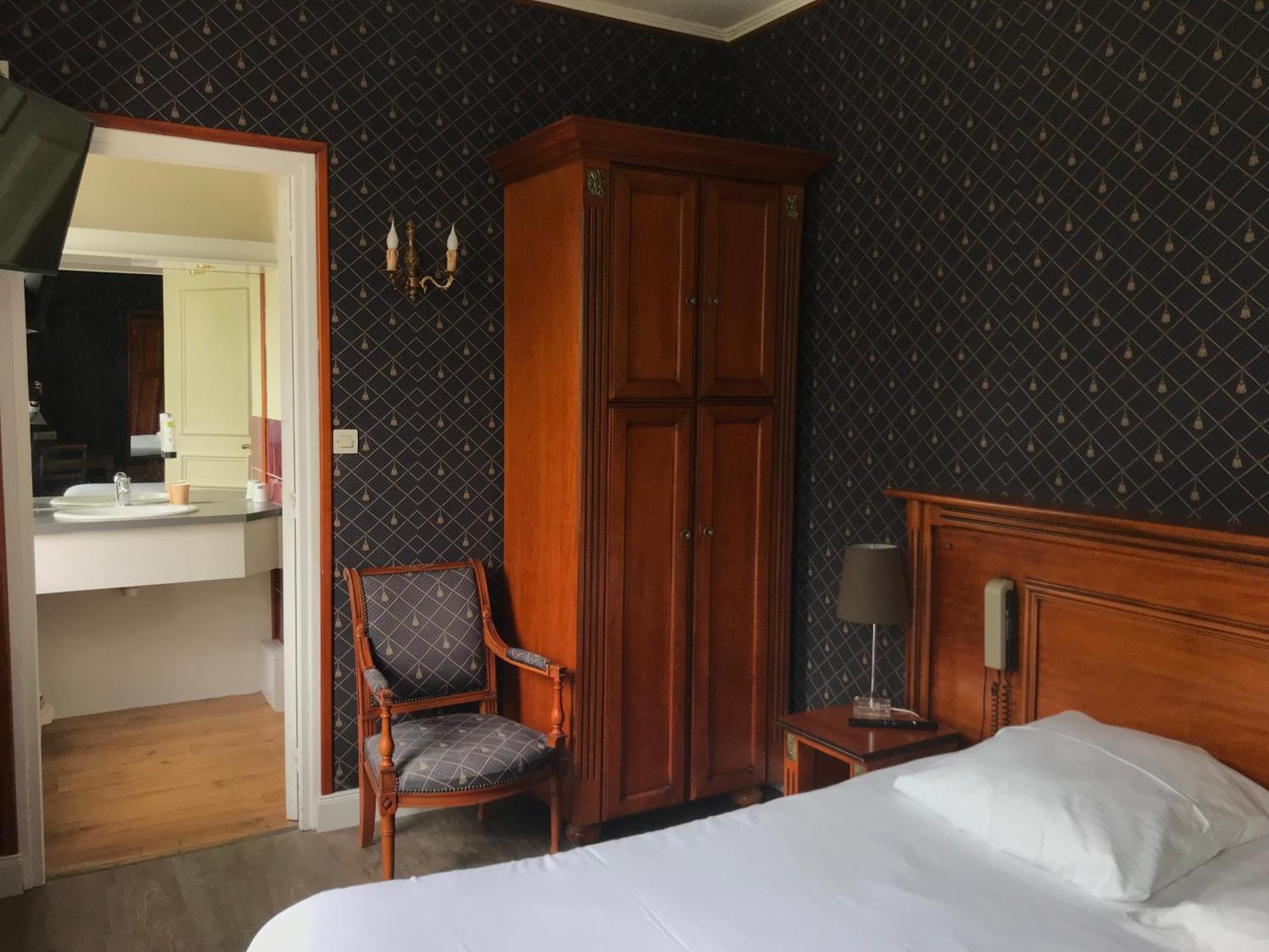 Logis Hotel & Restaurant - Le Chateau Des Tourelles 3 Etoiles Le Wast المظهر الخارجي الصورة