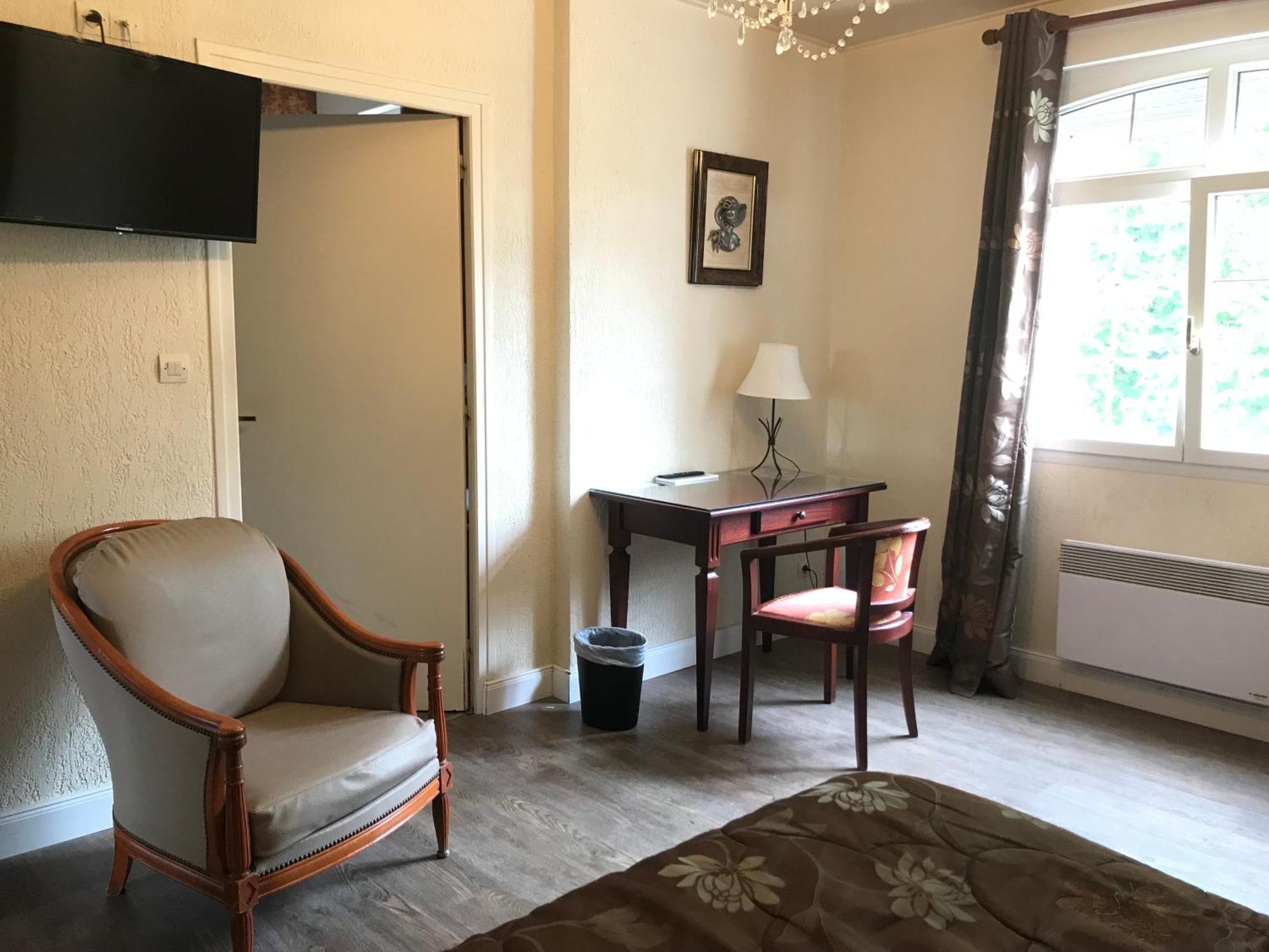 Logis Hotel & Restaurant - Le Chateau Des Tourelles 3 Etoiles Le Wast المظهر الخارجي الصورة