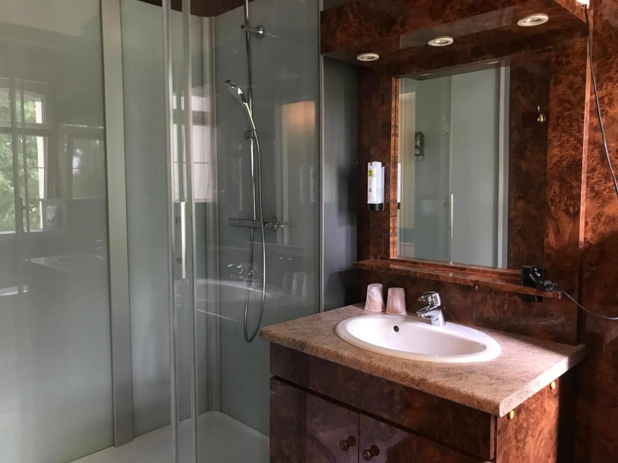Logis Hotel & Restaurant - Le Chateau Des Tourelles 3 Etoiles Le Wast المظهر الخارجي الصورة