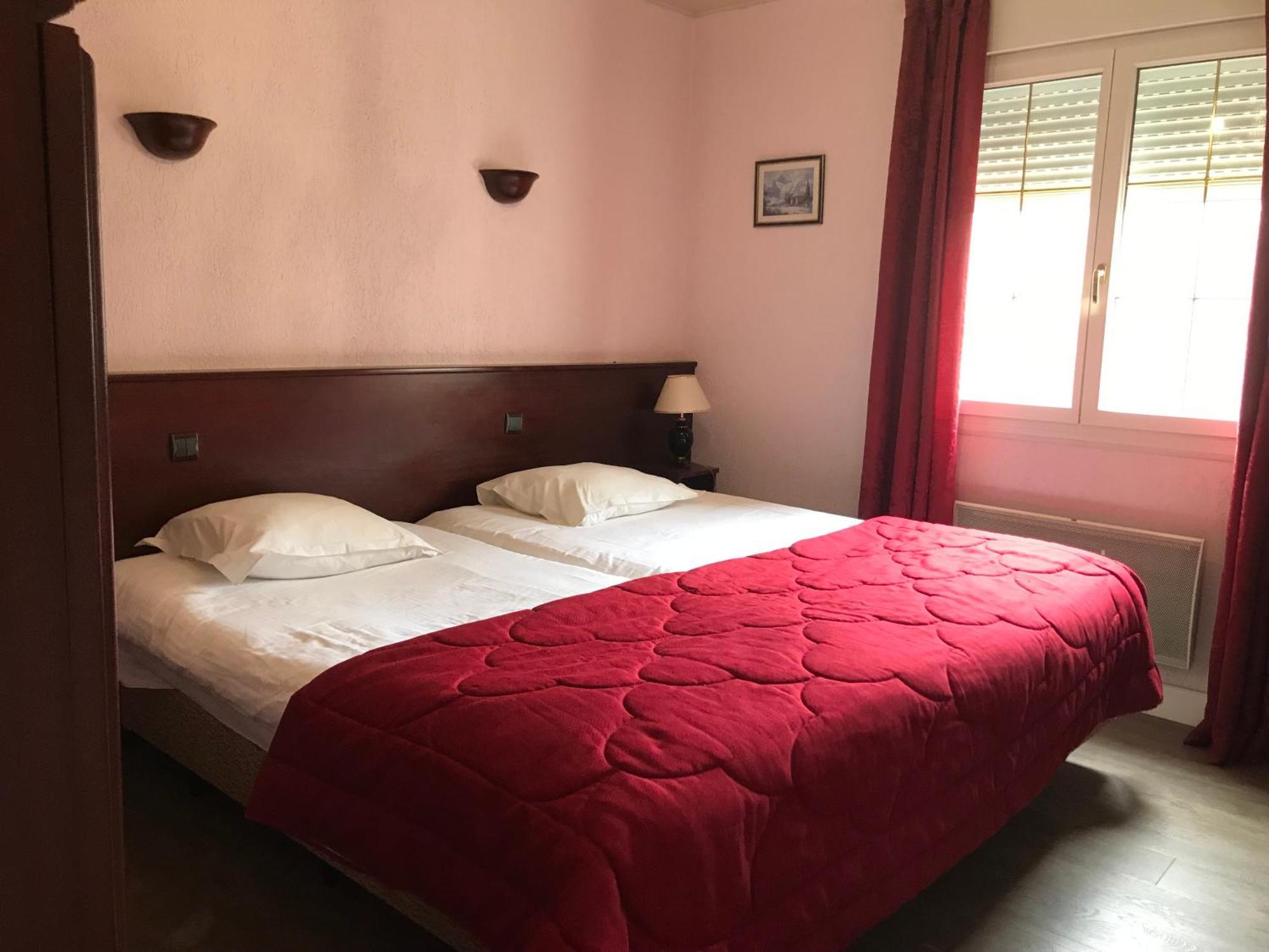 Logis Hotel & Restaurant - Le Chateau Des Tourelles 3 Etoiles Le Wast المظهر الخارجي الصورة