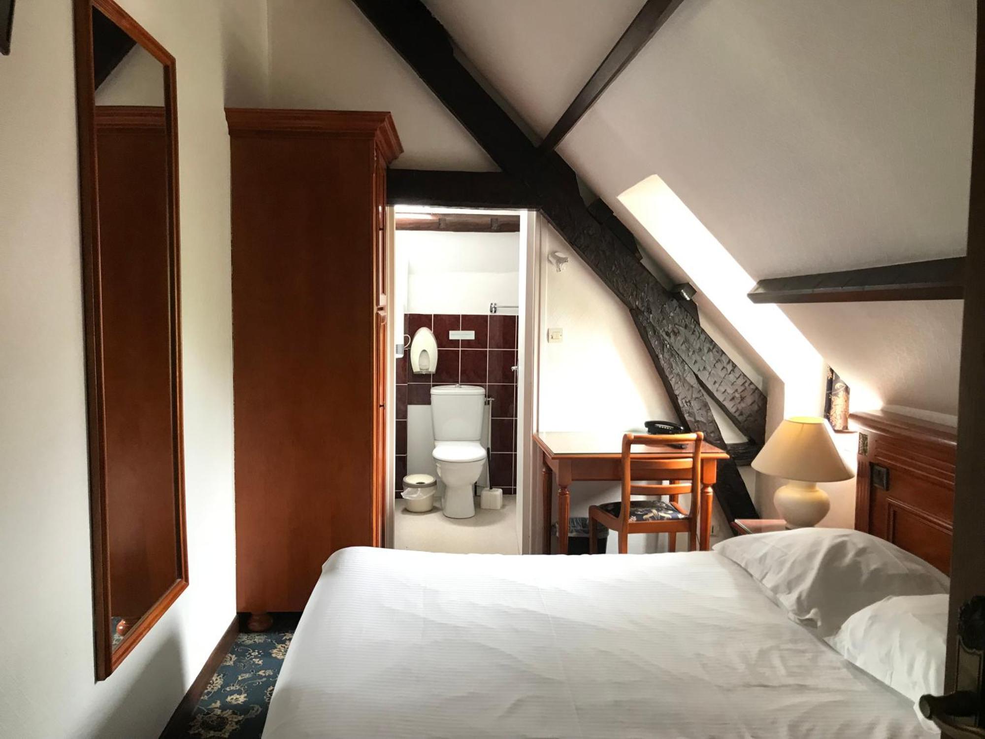 Logis Hotel & Restaurant - Le Chateau Des Tourelles 3 Etoiles Le Wast المظهر الخارجي الصورة