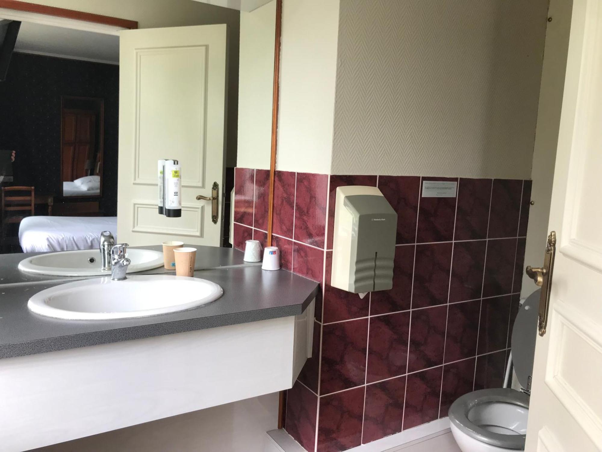 Logis Hotel & Restaurant - Le Chateau Des Tourelles 3 Etoiles Le Wast المظهر الخارجي الصورة