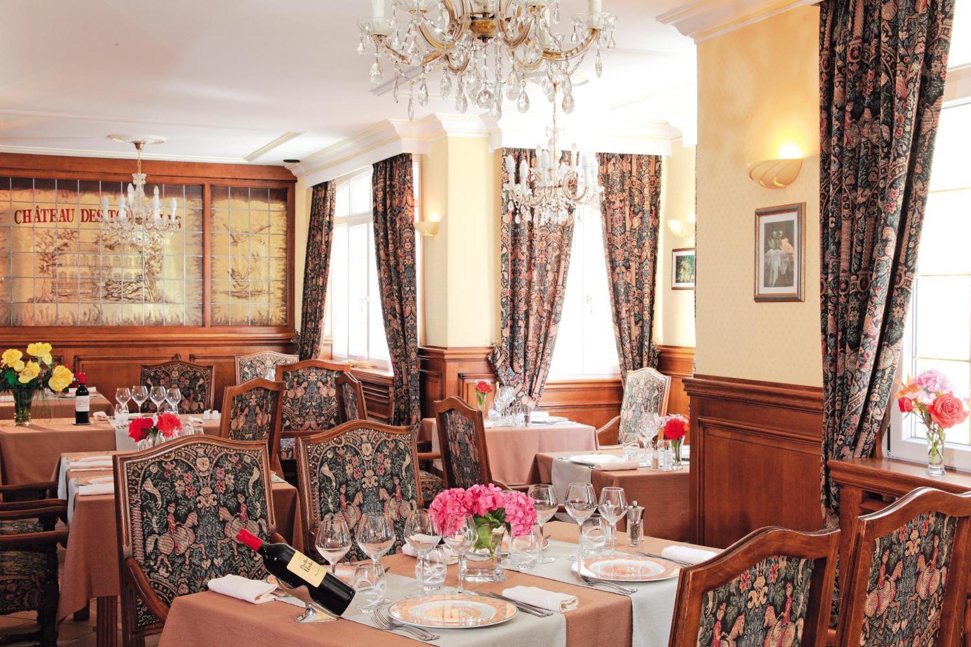 Logis Hotel & Restaurant - Le Chateau Des Tourelles 3 Etoiles Le Wast المظهر الخارجي الصورة