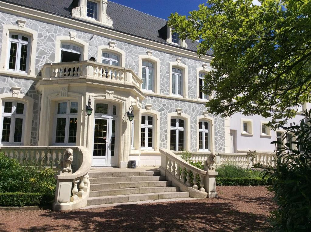Logis Hotel & Restaurant - Le Chateau Des Tourelles 3 Etoiles Le Wast المظهر الخارجي الصورة