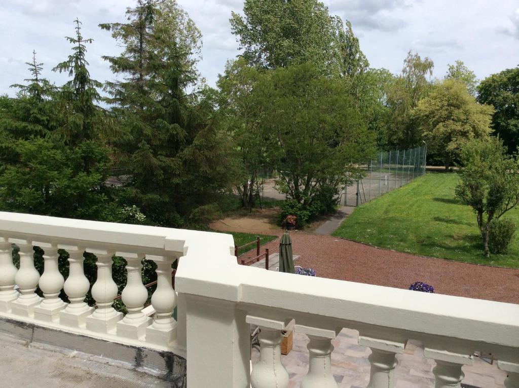 Logis Hotel & Restaurant - Le Chateau Des Tourelles 3 Etoiles Le Wast المظهر الخارجي الصورة