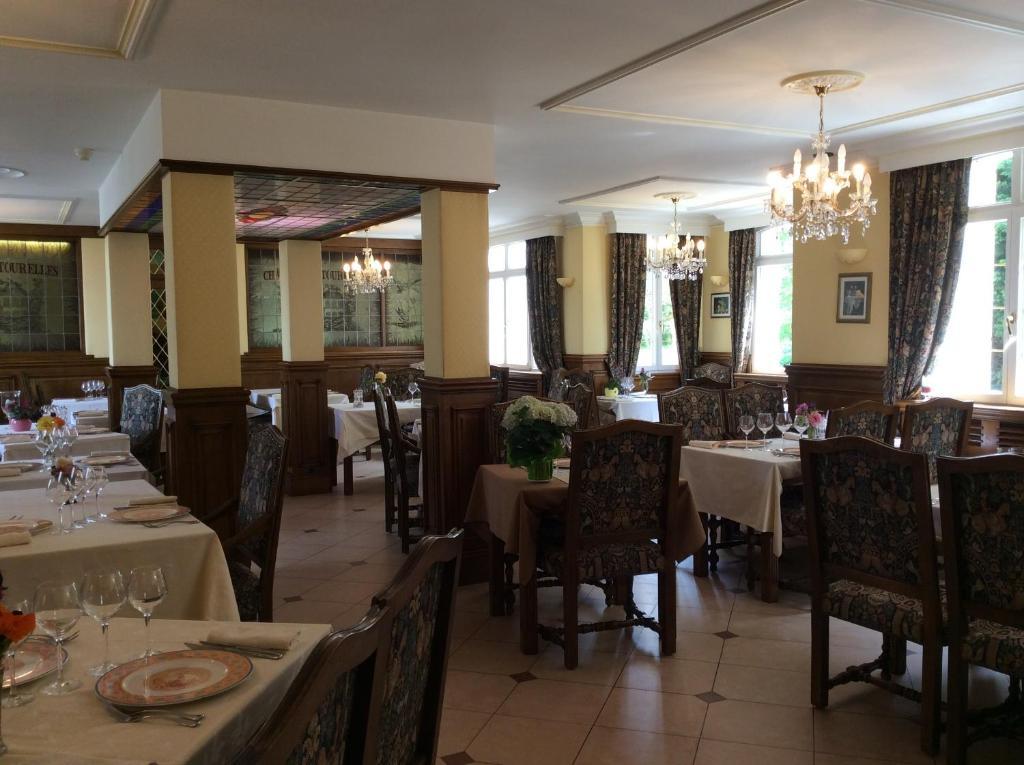 Logis Hotel & Restaurant - Le Chateau Des Tourelles 3 Etoiles Le Wast المظهر الخارجي الصورة