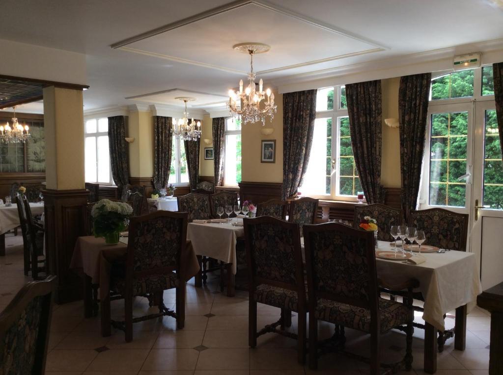 Logis Hotel & Restaurant - Le Chateau Des Tourelles 3 Etoiles Le Wast المظهر الخارجي الصورة